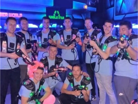 Photo d'équipe d'un futur marié au laser game