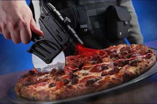 Photo d'une pizza découpée à la roulette laser.